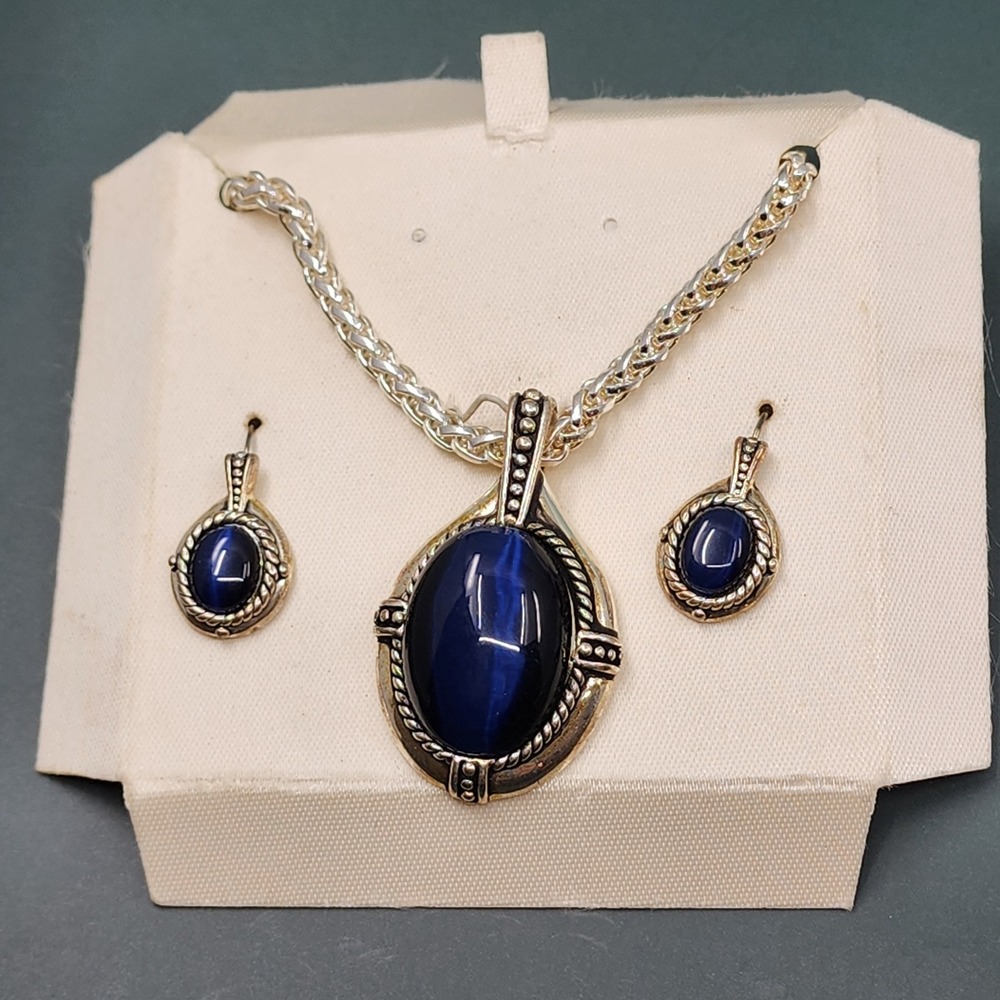 Kenneth Cole Cat Eye Glass Pendant Necklace Earrings Set Silver Tone Rope Detail